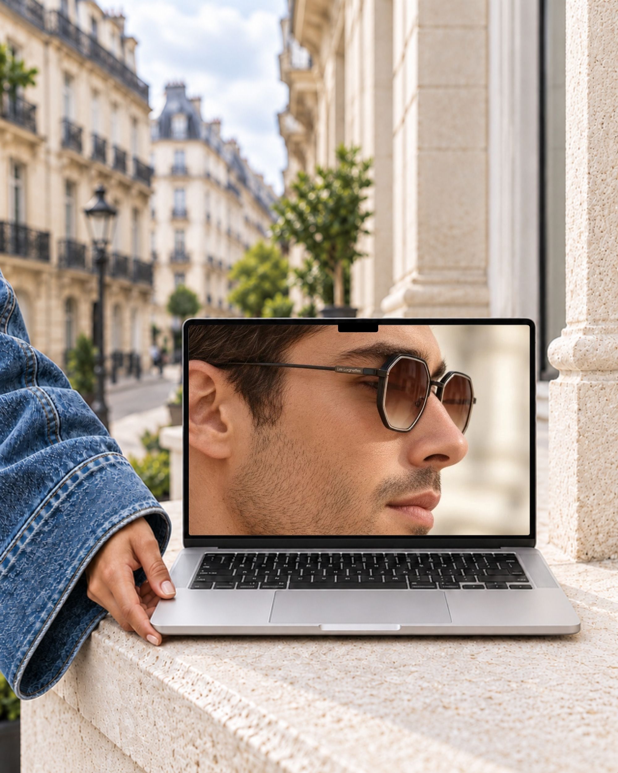 Mockup MacBook Canva sur une corniche parisienne, écran personnalisé